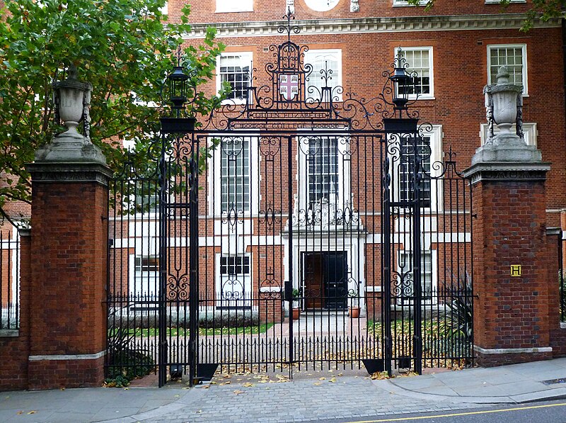 File:Queen Elizabeth College - Gate.jpg