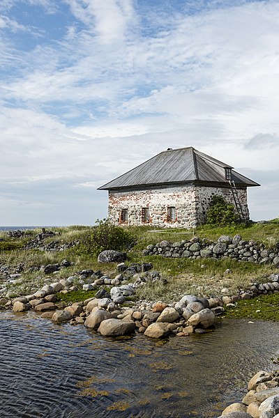 File:RUS-2016-Bolshoi Zayatsky Island-Stone House.jpg