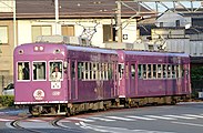 「京紫」色に塗り替えられたモボ101とモボ106 2016年5月4日、西大路三条にて