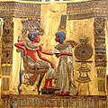 Tutankhamon e Ankhesenamon raffigurati sullo schienale di uno dei troni rinvenuti nella tomba (KV62) del giovane sovrano. Museo egizio del Cairo.
