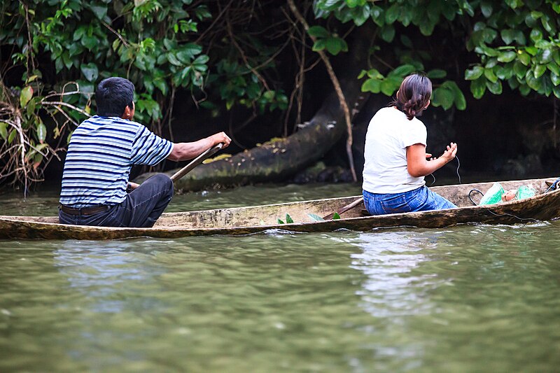 File:Rio Dulce excursion-Mayan fisher folk (6849866130).jpg