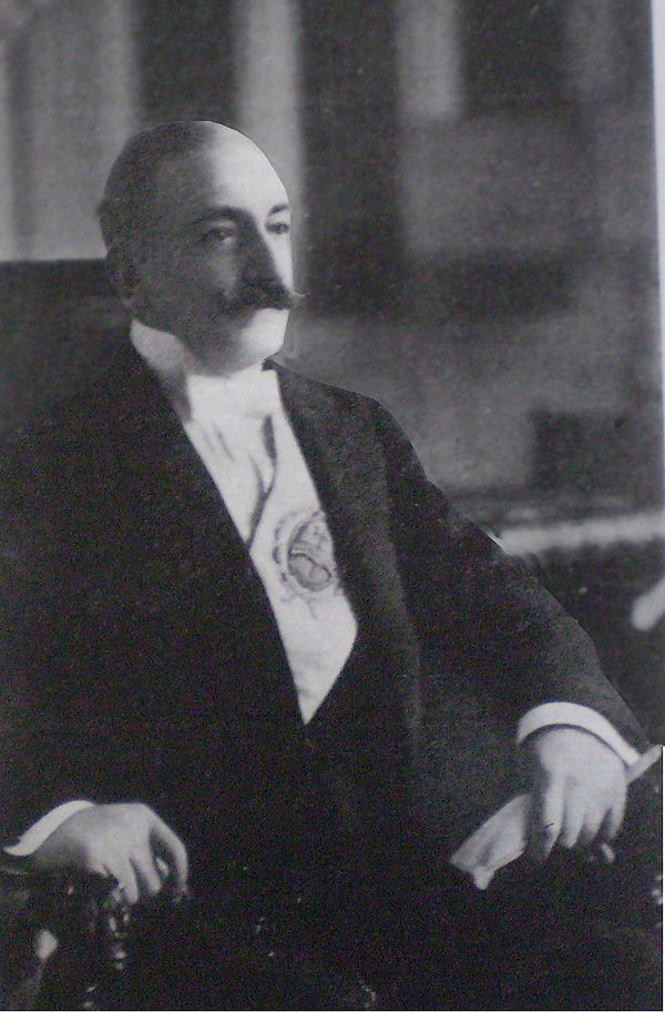 Sáenz peña with the presidential sash.