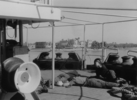 Verfallene Paläste am Ufer des Schatt al-Arab und die crew beim Mittagsschlaf achtern an Deck - 1958