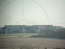 Blick auf den zerstörten Flughafen Donezk von einer Position der ukrainischen Armee im April 2015. Im Hintergrund ist die russische Flagge auf dem Dach zu erkennen.