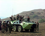 Soldati russi con un trasporto truppe BTR-70