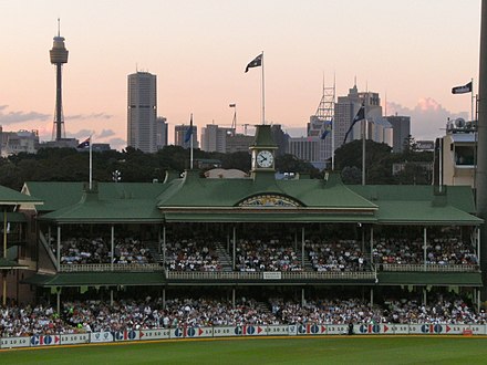 Die historiese Ledepawiljoen onder ligte met die horison van Sydney daaragter