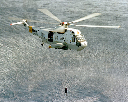 Sikorsky SH-3 Sea King avec sonar AN-AQS-13, le détecteur d'anomalie magnétique est rangé dans le flotteur droit