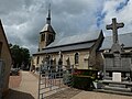 Saint-Pierre-Brouck - Eglise et monument aux morts.JPG
