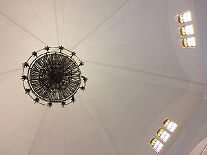 Vitral entre o mezanino e a cúpula e lustre central