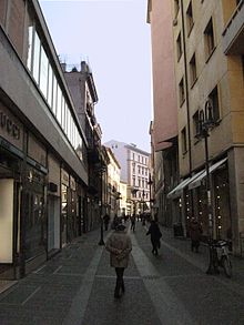 Via San Fermo, nel tratto pedonalizzato, ospita i negozi per lo shopping più lussuoso.