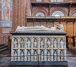 Au premier plan, tombe de Marguerite Ire dans la cathédrale de Roskilde.