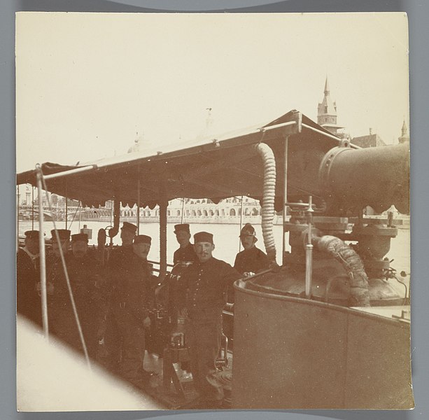 File:Schip op de Seine, met aan de overzijde het paviljoen van Hongarije, Exposition Universelle (Wereldtentoonstelling), Parijs, Frankrijk, RP-F-2010-94-49.jpg