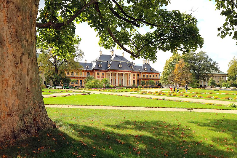 File:Schloss Pillnitz Innenhof.jpg