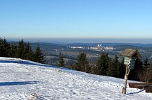 Blick vom Schneekopf (978 m) auf Oberhof. Aus dieser Perspektive erkennt man sehr gut die Lage der Stadt Oberhof auf dem Hauptkamm des Thüringer Waldes in etwa 800 m Höhe.