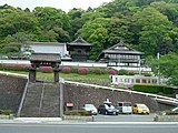清見寺を横切る東海道本線の列車