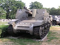 グリズリー巡航戦車の車台を利用して生産されたセクストンMk.II自走砲。CDP履帯を装備している。