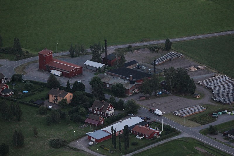 File:Skedvi kyrkby från ovan (7).JPG