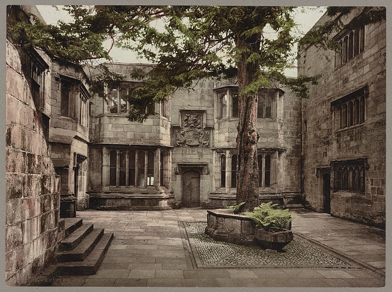 File:Skipton Castle. Courtyard LCCN2017659748.jpg