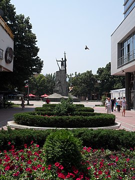 Spomenik na centralnom gradskom trgu u Kraljevu.JPG