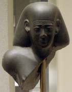 Fragment einer Statue, das den Namen Pharao Apries trägt (Museum of Fine Arts, Boston)