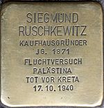 Siegmund Ruschkewitzin (Schönbornstrasse 3) kompastuskivi