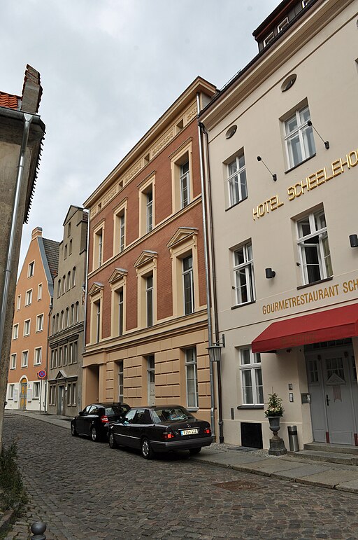 Stralsund, Schillstraße 20 (2012-09-15), by Klugschnacker in Wikipedia