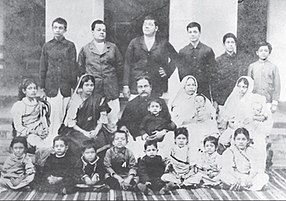 Subhash Bose extreme right with his family in Cuttack (circa 1905)