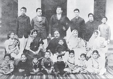 Subhas Bose, standing, extreme right, with his family of 14 siblings in Cuttack, c. 1905.