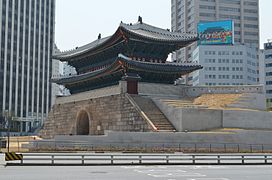 Namdaemun, belakang gerbang, sebelah kanan