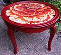 table rouge en mosaique évoquant une rose