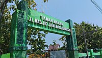 Bahasa Indonesia: Pemakaman di Kuburan Muslimin Banjamasin di Jalan Malkon Temon, Surgi Mufti, Banjarmasin, Kalimantan Selatan. English: Burial area at the Banjarmasin Muslim Cemetery on Malkon Temon Street, Surgi Mufti, Banjarmasin, South Kalimantan. Banjar: Alkah di Kuburan Muslimin Banjamasin di Jalan Malkon Temon, Surgi Mufti, Banjarmasin, Kalimantan Selatan.