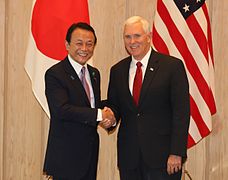 Asō tiếp Phó Tổng thống Hoa Kỳ Mike Pence tại Tokyo năm 2017.