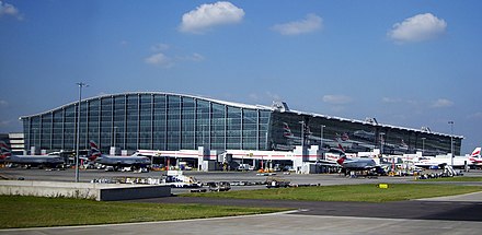 Bandar Udara London Heathrow adalah bandar udara tersibuk di dunia berdasarkan lalu lintas penumpang internasional.[244][245]