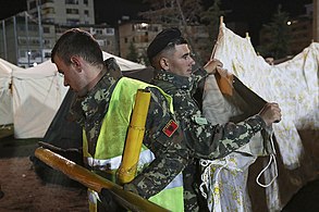 Członkowie albańskiej armii zaangażowani w pomoc