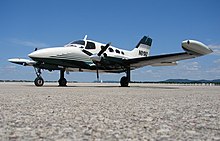 Early models have four oval windows, a short nose and tip tanks. The Cessna 401 (1086058217).jpg