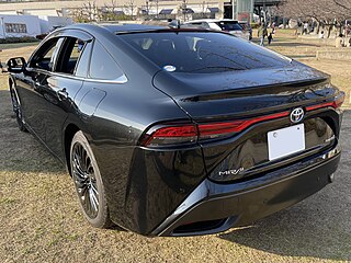 The rearview of Toyota MIRAI Z"Executive Package" (ZBA-JPD20-CEDHS(E)) with factory-installed option
