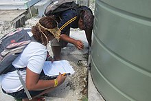 Su kalitesi testine katılan Tokelau'lu gençler, 2012. Foto- DFAT (12780238124) .jpg