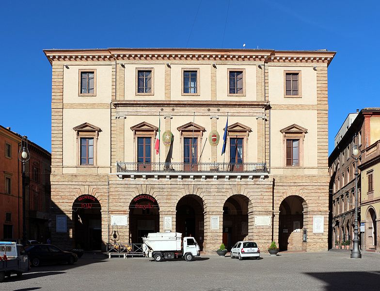 File:Tolentino, piazza della libertà, comune.jpg