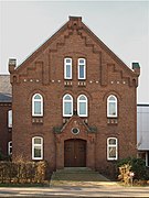 This is a photograph of an architectural monument. Johannes-Schwennesen-Schule - 53°41′24″N 9°43′23″E﻿ / ﻿Esinger Straße 102﻿ / 53.689981; 9.723171 - Baujahr: 1906