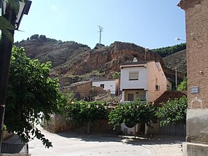 Tosos - paysage urbain avec la colline du château