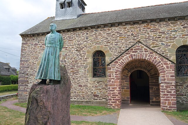 Statue de l'abbé Henri Gillard sculptée par Michaël Thomazo, devant l'église du Graal.
