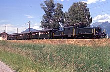 Train historique CFF, locomotive Crocodile en tête, quittant la gare des Évouettes en direction de Saint-Maurice.