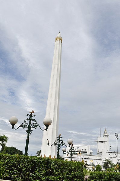 File:Tugu Pahlawan 2.jpg