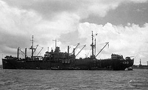 USS Attala (APA-130) voor anker in Hagushi-baai, Okinawa, op 22 augustus 1945 (80-G-338766).jpg