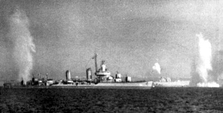 Tập_tin:USS_Charles_F._Hughes_(DD-428)_under_air_attack_off_Anzio_1944.jpg