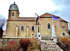 L'église et le monument aux morts.