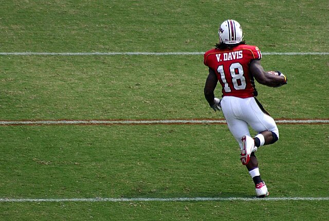 Davis returns a kickoff during a 2005 game against the Clemson Tigers