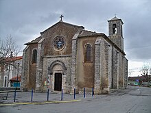 Autre vue de l'église paroissiale depuis le centre du village.