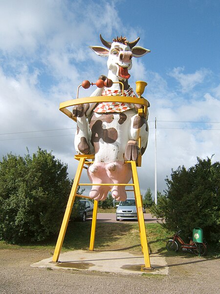 File:Vache-chaise-haute-Festyland.JPG