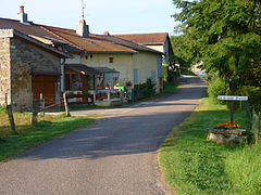 La Grange Bresson est le premier hameau traversé par la vallée de l'Ourche.